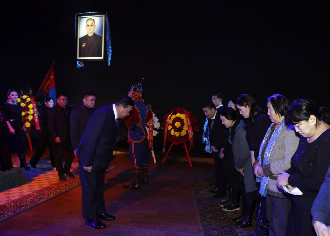 УИХ-ын дарга Ардын уран зохиолч Ш.Сүрэнжав агсантай салах ёс гүйцэтгэх үйл ажиллагаанд оролцож, эмгэнэл илэрхийллээ
