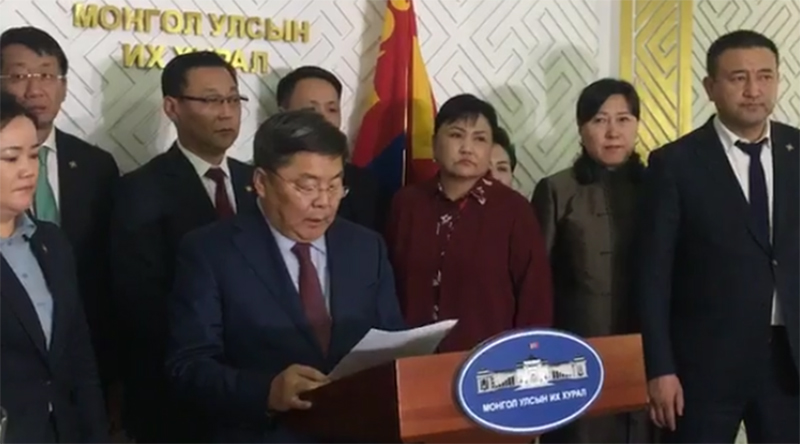 Засгийн газрыг огцруулах бичгээ өргөн барилаа 
