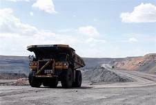 Уул уурхайн сайд АН-ын бүлэгт мэдээлэл өгч байна 