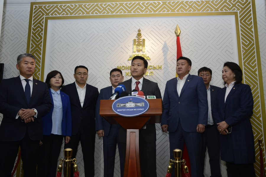 Л.Оюун-Эрдэнэ, Т.Аюурсайхан нарын байр суурь зөрчилджээ