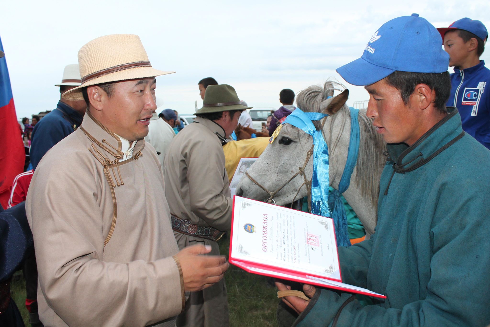 Ж.МӨНХБАТ ГИШҮҮН ТОЙРГИЙНХОО СОНГОГЧДОД АЖЛАА ТАЙЛАГНАЖЭЭ 