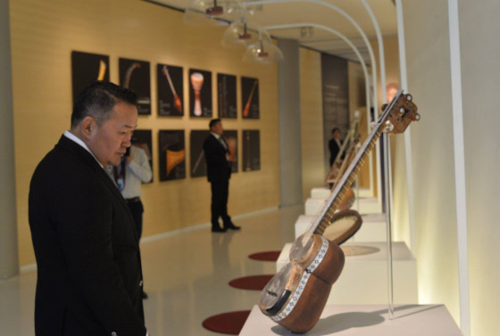 Ерөнхийлөгч Азербайжаны өв, соёлын төвөөр зочлов