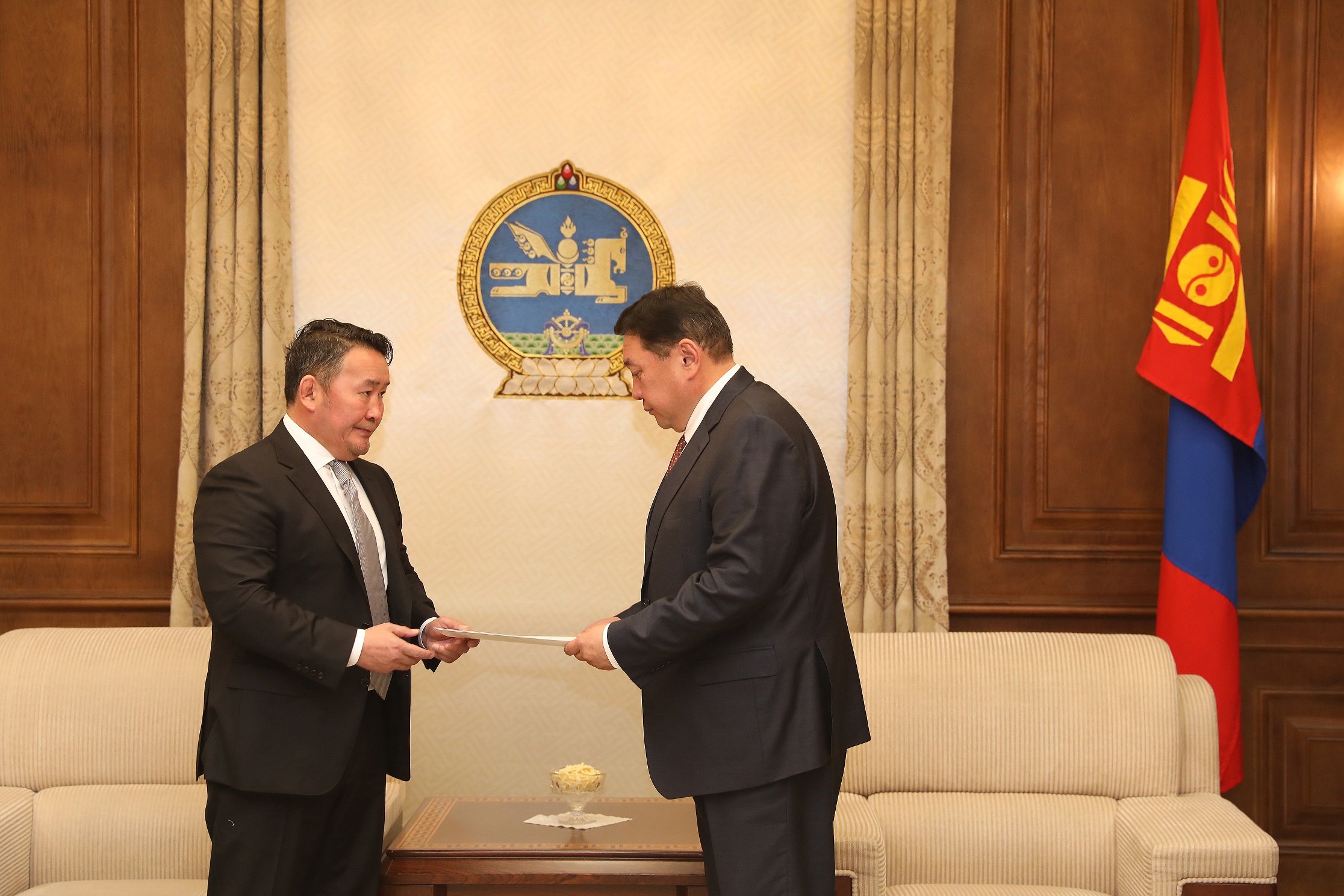 Ерөнхийлөгч УИХ-ыг өөрөө тарах шийдвэр гаргах санал хүргүүллээ