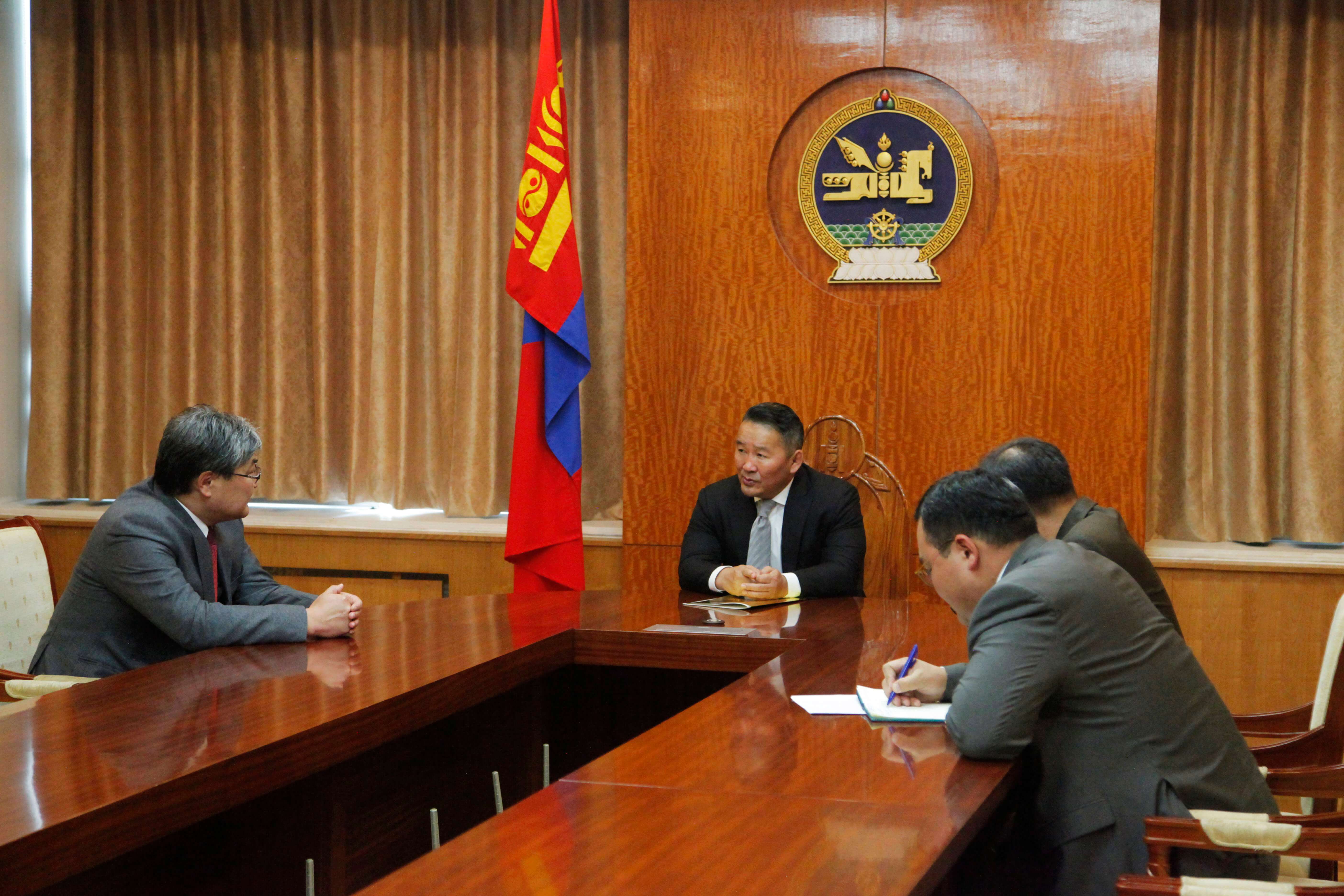 Ерөнхийлөгч Х.Баттулга Монгол Улсаас Япон улсад суух Элчин сайд Д.Батжаргалд ИЖБ гардууллаа