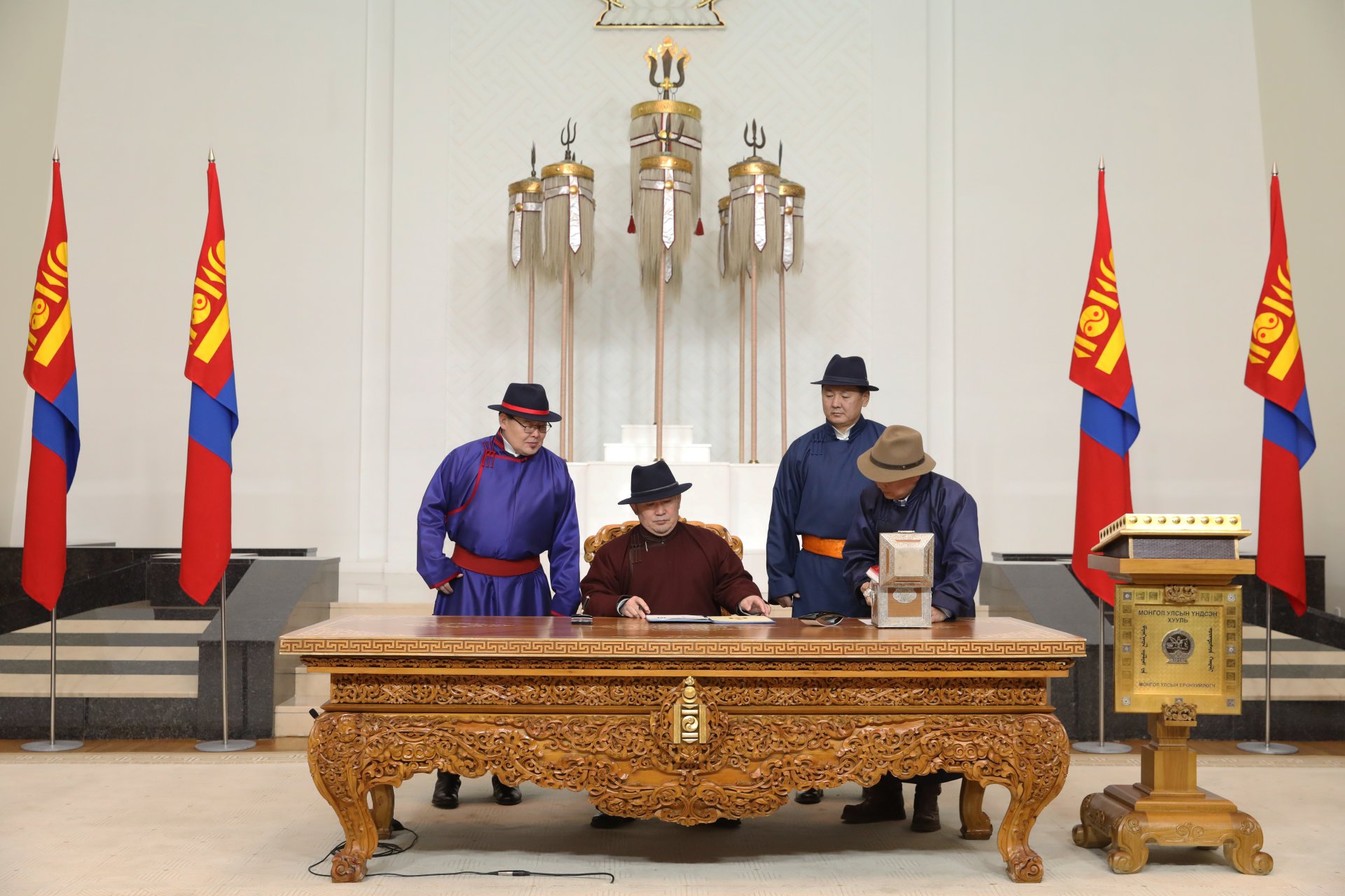 Монгол Улсын Үндсэн хуулийн нэмэлт өөрчлөлтийг өнөөдөр морин цагаас эхэлж мөрдөнө  
