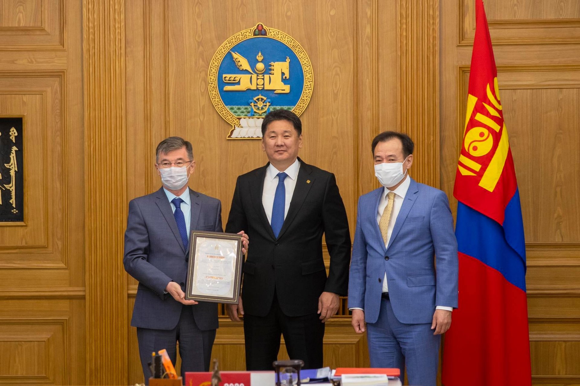 Монголын ард түмнээс ОХУ-ын ард түмэнд үзүүлж буй хүмүүнлэгийн тусламжийн гэрчилгээг гардуулав
