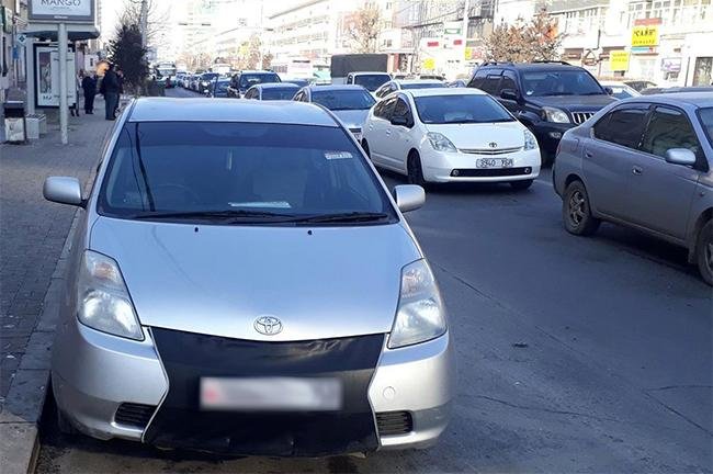Автобусны буудал дээр машинаа байрлуулсан бол жолоодох эрхийг хасаж захиргааны арга хэмжээ авна 