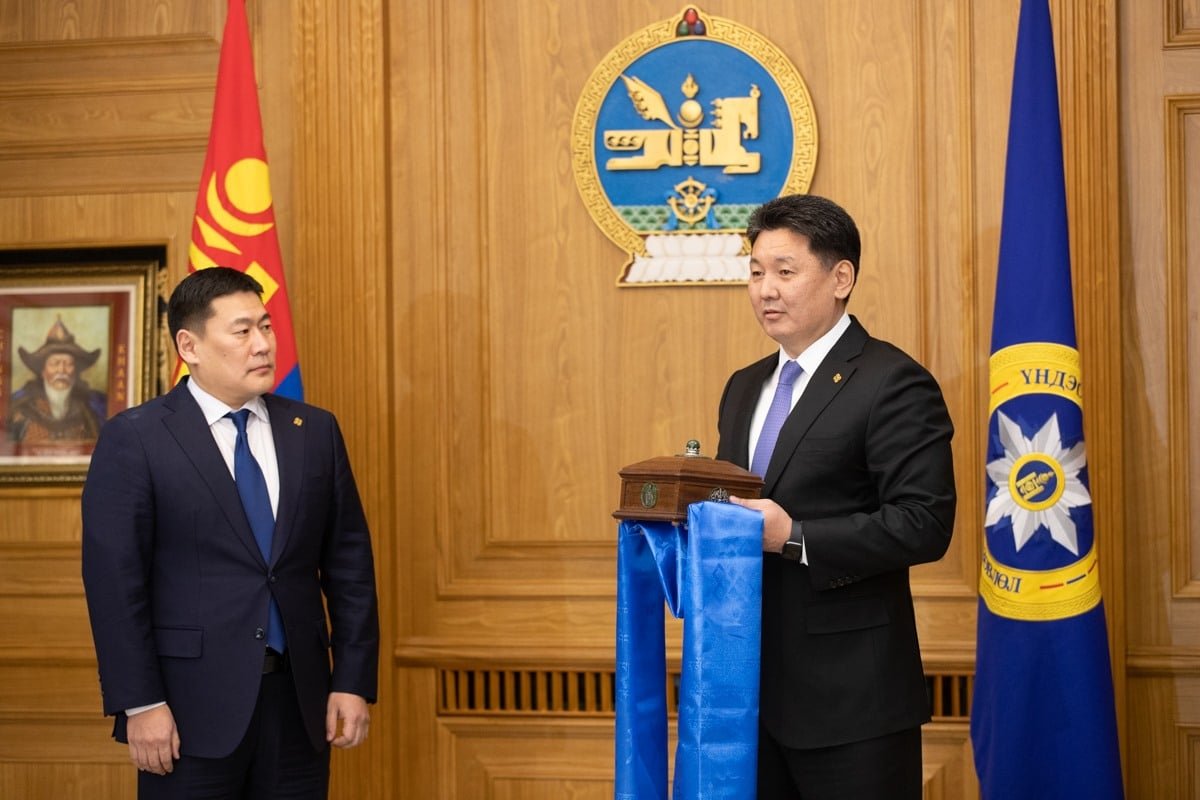 Монгол Улсын 32 дахь Ерөнхий сайд Л.Оюун-Эрдэнэд  тамгыг нь гардуулж өглөө 