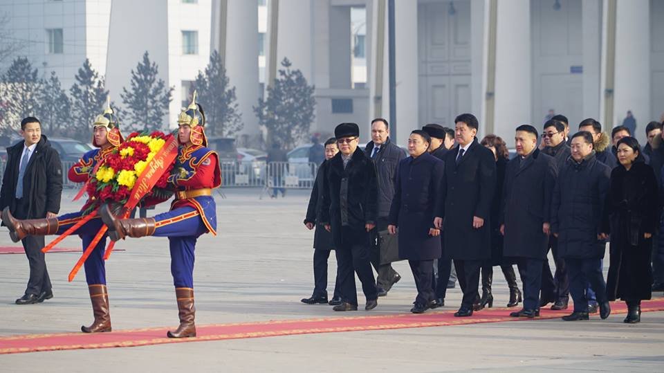 МАН-ын удирдлагууд Их жанжин Д.Сүхбаатарын хөшөөнд цэцэг өргөлөө