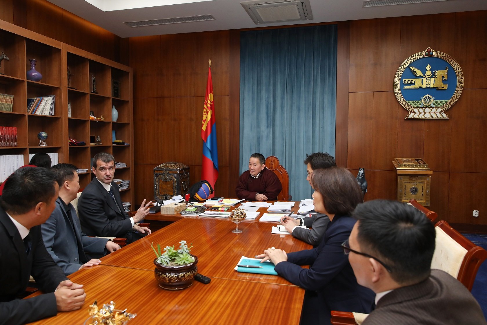 Монгол Улсын Ерөнхийлөгч Х.Баттулга олон улсын 3х3 сагсан бөмбөгийн холбооны захирлыг хүлээн авч уулзав