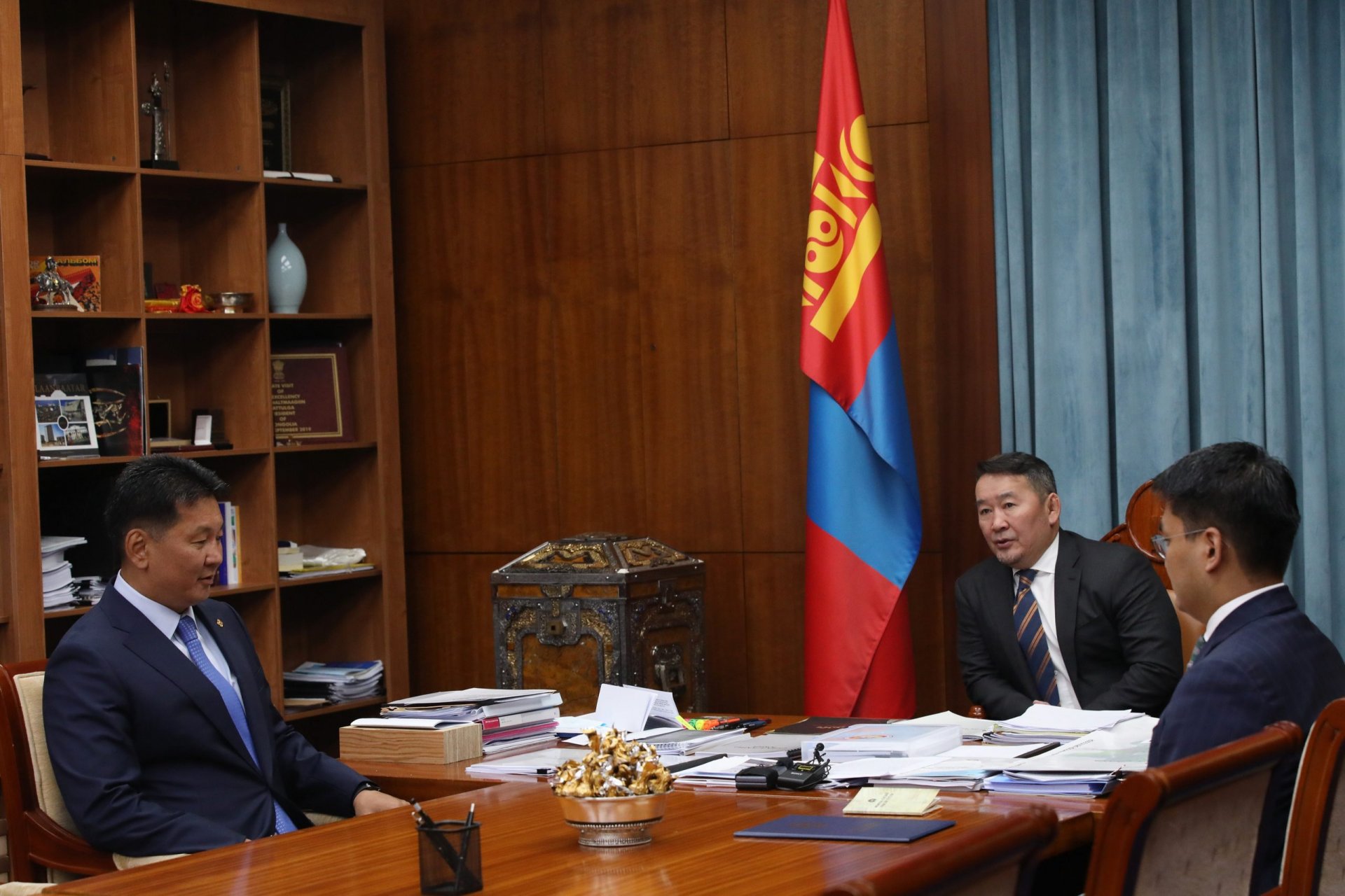 Ерөнхий сайд У.Хүрэлсүх Монгол Улсын Ерөнхийлөгч Х.Баттулгад бараалхлаа