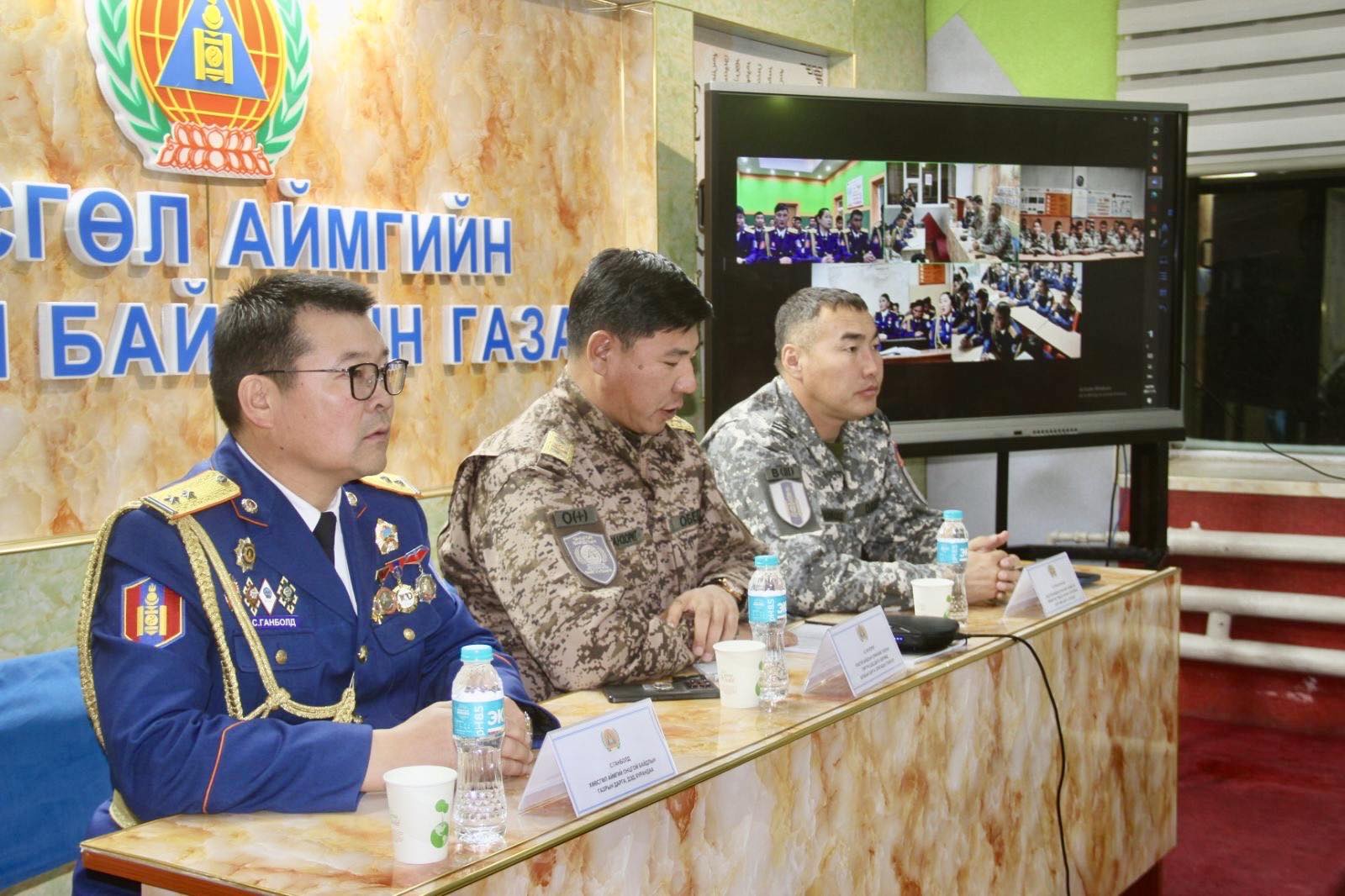 Салбар, нэгжүүдийн үйл ажиллагаатай танилцаж, мэргэжил, аргазүйн зөвлөгөө өгч ажиллаж байна