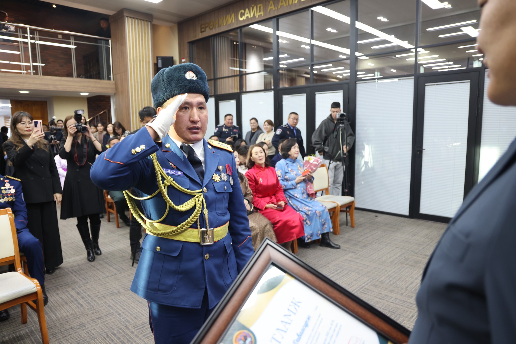 Алба хаагчдад мөнгөн урамшуулал олгож, батламжийг гардууллаа